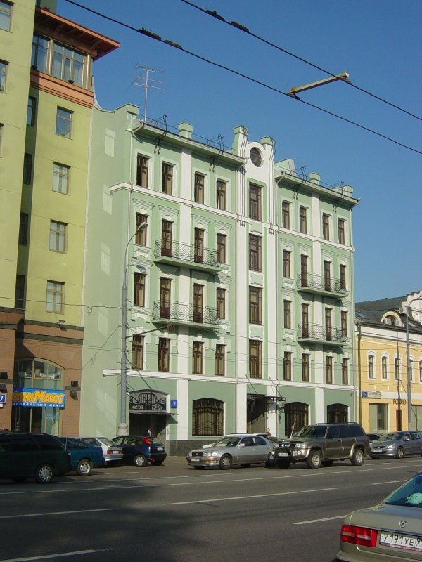 Пассажирские лифты и гидравлический грузовой лифт Sodimas в офисном здании